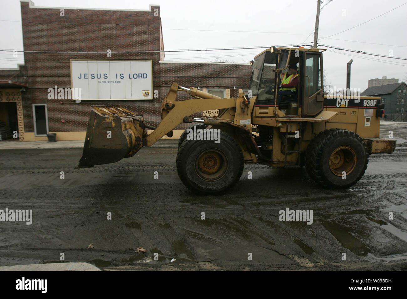 Una Provvidenza opere pubbliche caricatore a estremità anteriore scoop up fango sulla strada della Valle di Providence, Rhode Island il 1 aprile 2010. La zona è stata inondata con le acque di esondazione dopo il vicino fiume Woonasquatucket correva su di esso le banche a causa di piogge record in precedenza durante la settimana. UPI/Matthew Healey Foto Stock