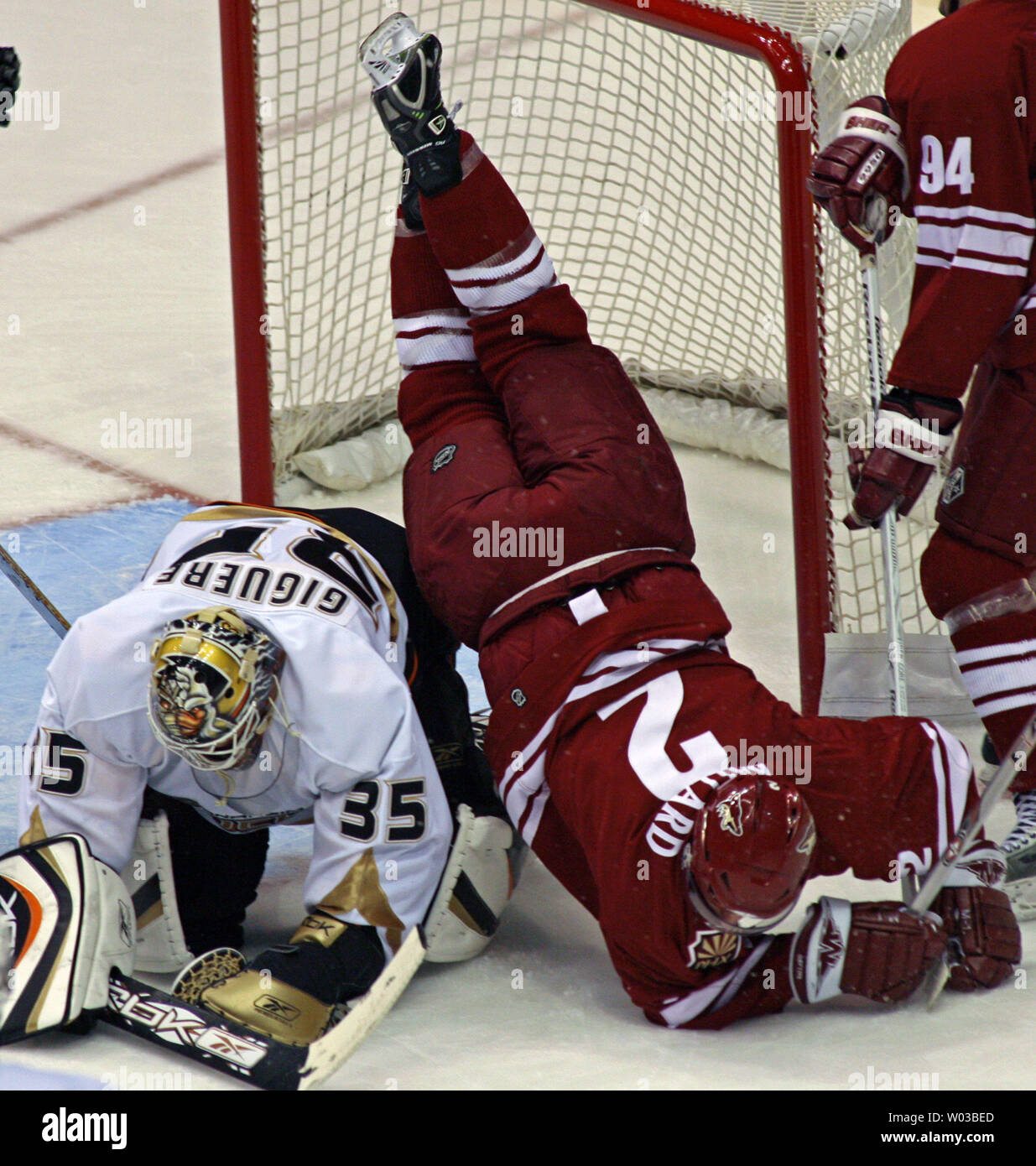 Phoenix Coyote defenceman Keith Ballard (2) va oltre il retro di Anaheim Ducks goalie parte di Jean-Sébastien Giguere (35) durante il primo periodo di azione a Jobing.com Arena Glendale, Arizona il 15 febbraio 2007. (UPI foto/Arte Foxall) Foto Stock