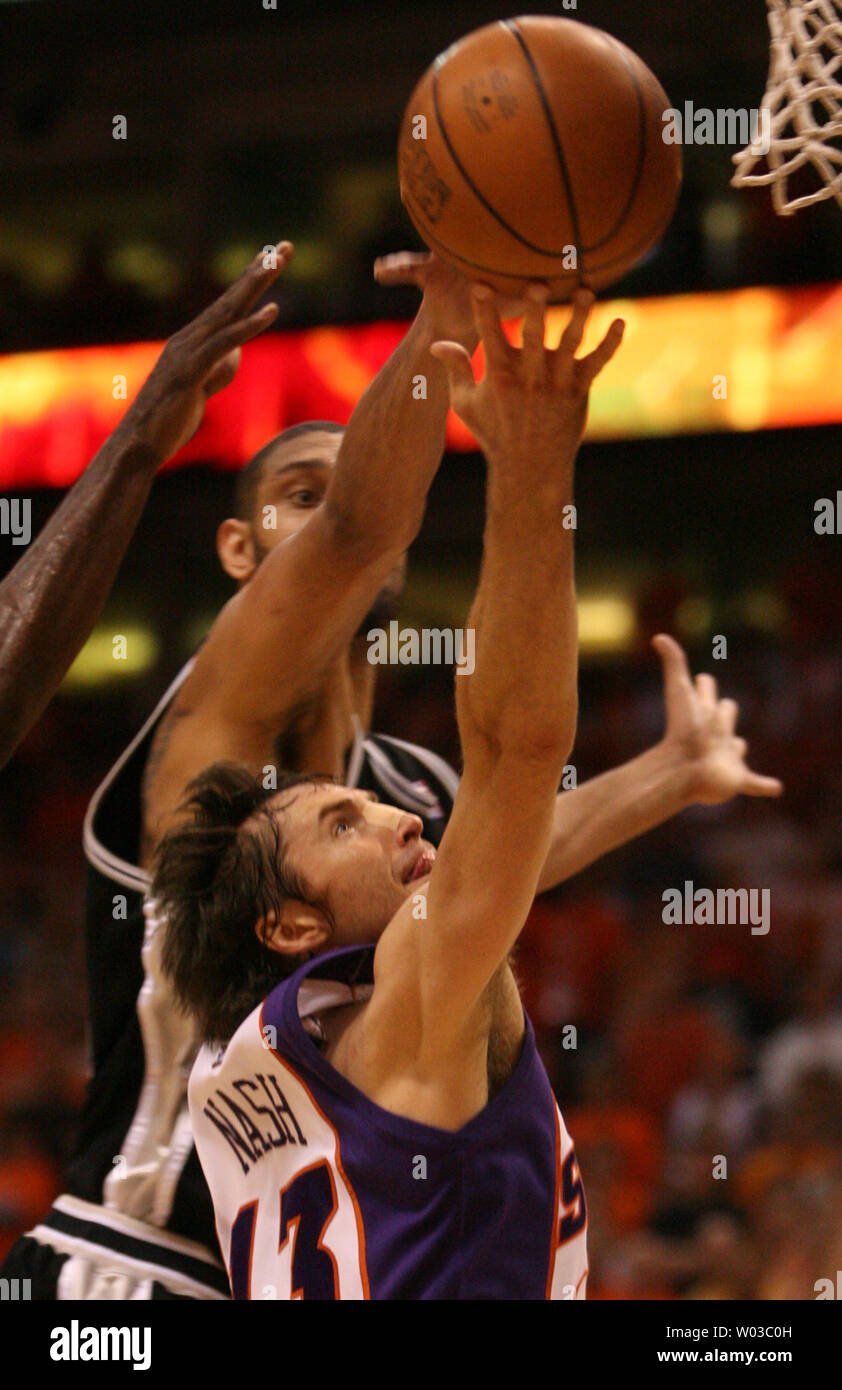 Phoenix Suns guard Steve Nash (13) prende un colpo come San Antonio Spurs Tim Duncan (posteriore) tenta di blocco durante la seconda metà azione presso la US Airways Center in Phoenix il 8 maggio 2007. I Suns battere gli speroni 101-81. (UPI foto/Arte Foxall) Foto Stock