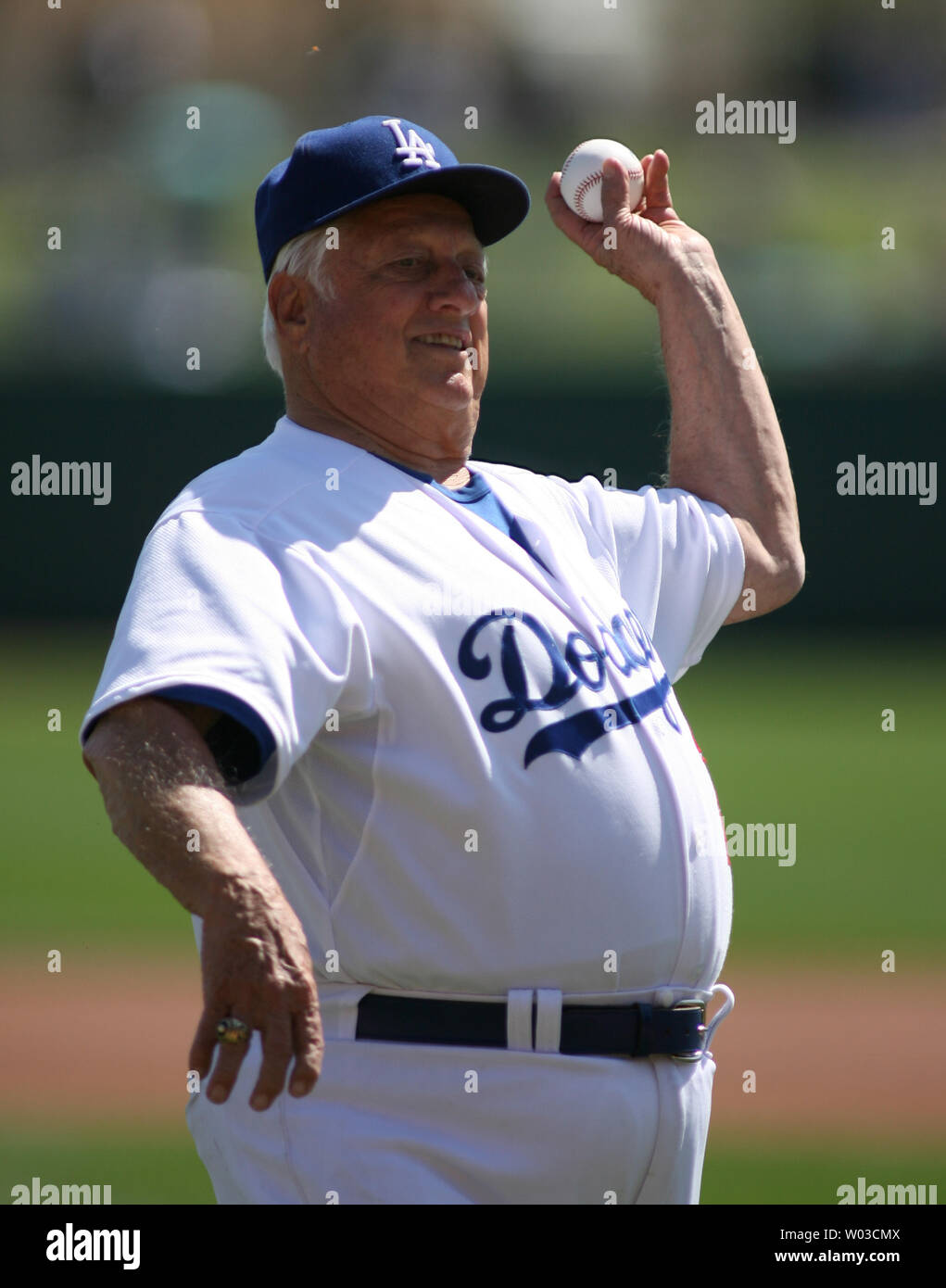 Ex Los Angeles Dodgers manager Tommy Lasorda getta fuori il cerimoniale di primo passo prima di iniziare il Dodgers vs Corea Spring Training al gioco dei Dodgers nuovo impianto di Camelback ranch a Glendale in Arizona, 12 marzo 2009. (UPI foto/Arte Foxall) Foto Stock