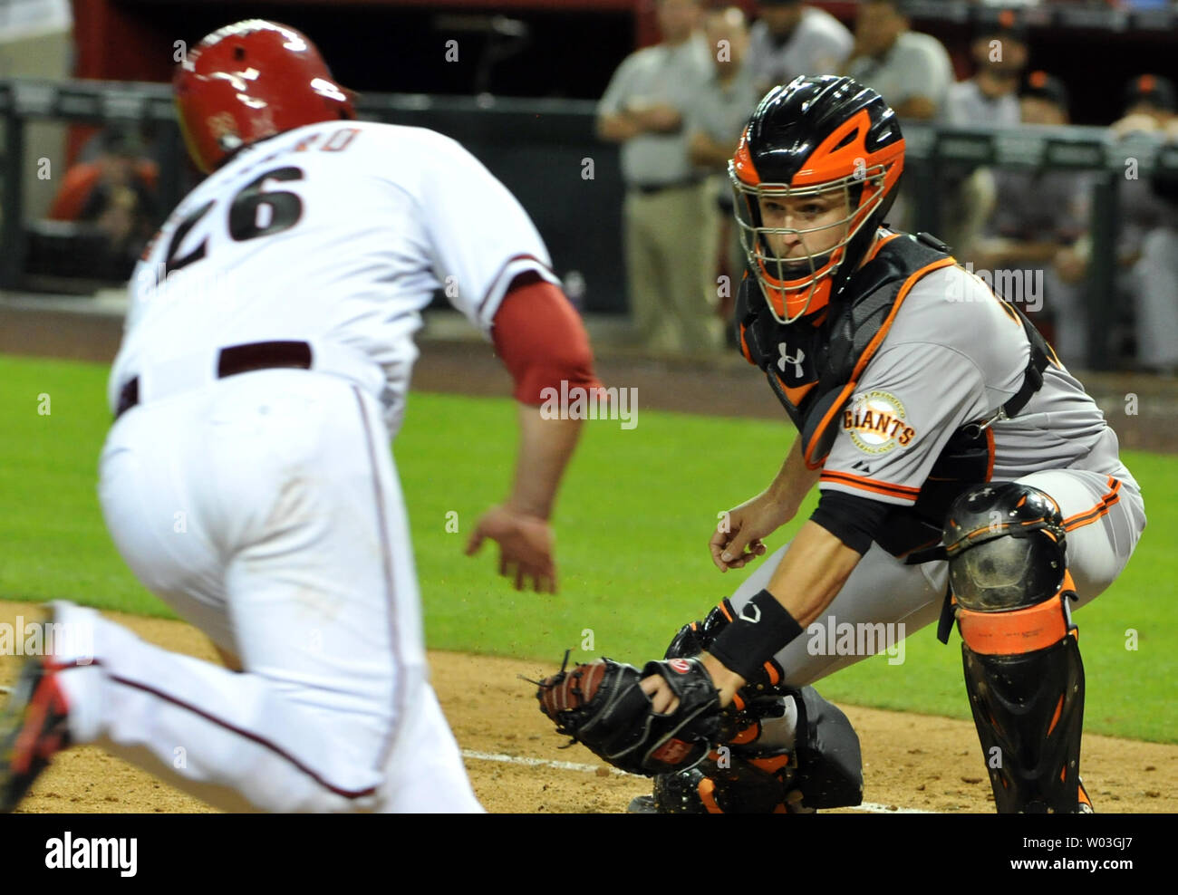 San Francisco Giants catcher Buster Posey (R) Cerca per tag out Arizona Diamondbacks Miguel Montero a casa la piastra al quarto inning il giorno di apertura del Major League Baseball in Phoenix, Arizona, marzo 31, 2014. Posey caduta la sfera e Montero era chiamato sicuro. UPI/Arte Foxall Foto Stock