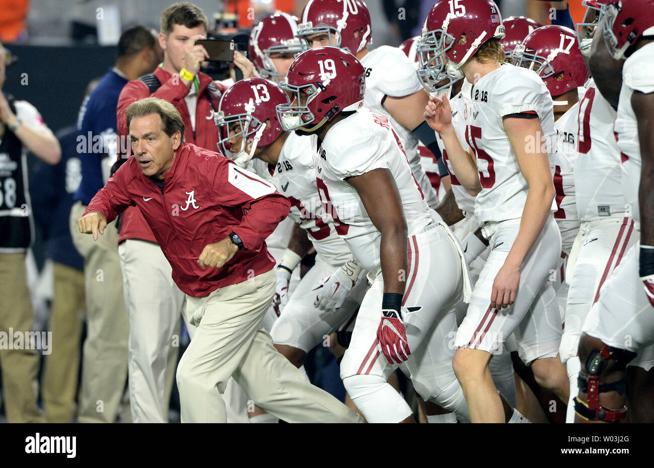 Alabama Crimson Tide allenatore Nick Saban conduce la sua squadra fuori al campo prima della partita contro la Clemson tigri nel primo trimestre del 2016 il collegio di calcio Playoff campionato nazionale presso la University of Phoenix Stadium di Glendale, Arizona on gennaio 11, 2016. Foto di Jon SooHoo/UPI Foto Stock