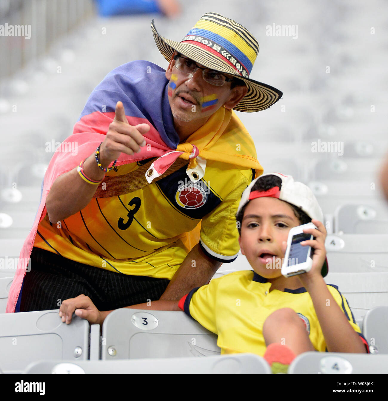 Gli appassionati di Columbia squadra di calcio di guardare i loro team warm up prima NEGLI STATI UNITI-Columbia corrispondere durante la Copa America Centenario presso la University of Phoenix Stadium di Glendale, Arizona, Giugno 25, 2016. Foto di arte Foxall/UPI Foto Stock