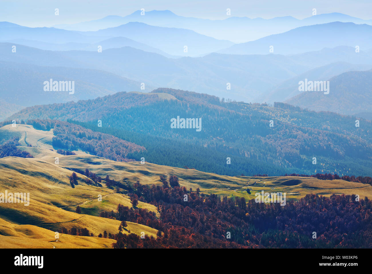 Bellissima vista sulle Highlands nei Carpazi con gamme su sfondo Foto Stock