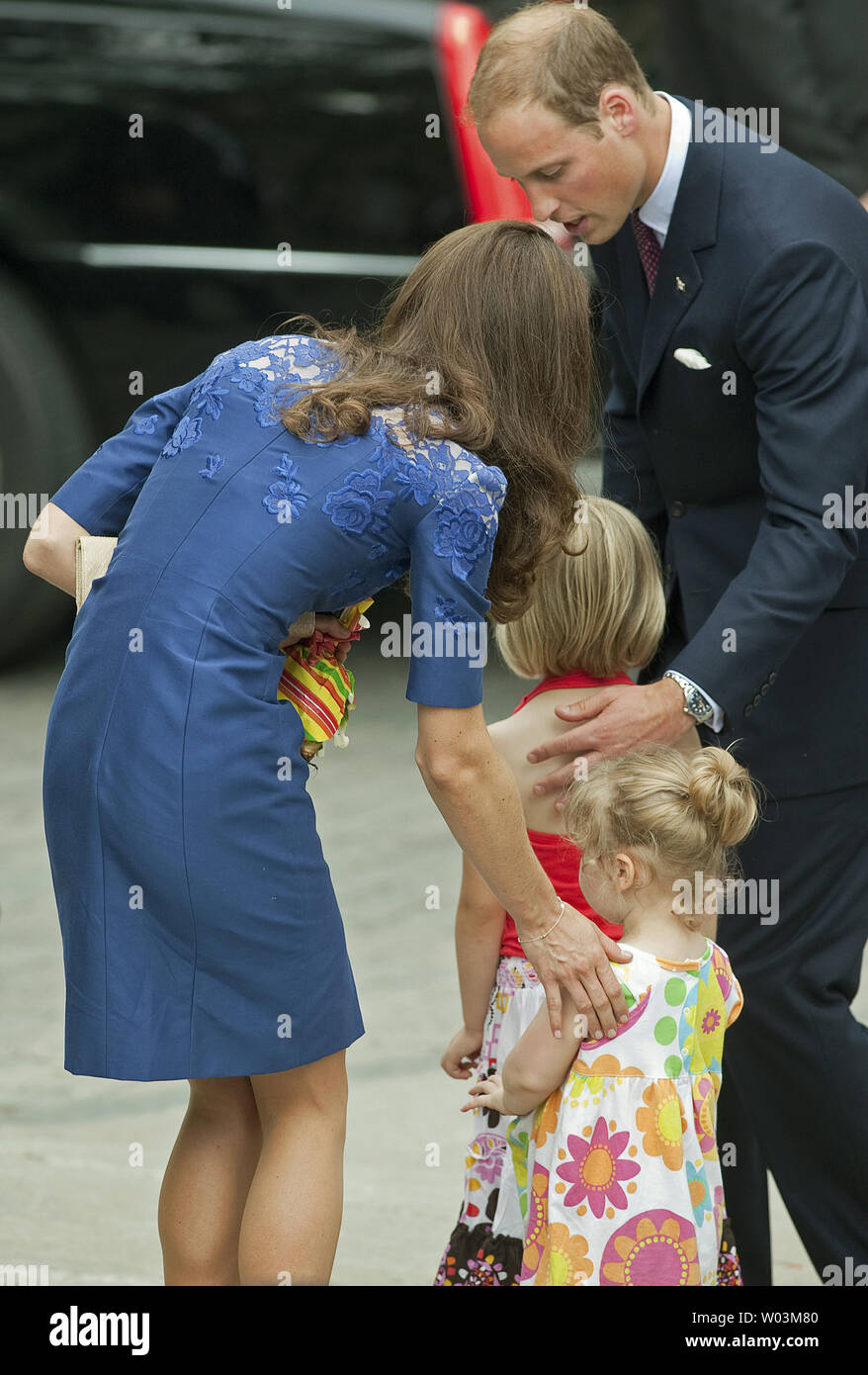 Il principe William e sua moglie Kate, il Duca e la Duchessa di Cambridge, parlare con il fiore ragazze a Quebec City Hall durante il loro tour reale in Quebec City, Quebec, Luglio 3, 2011. UPI/Heinz Ruckemann Foto Stock
