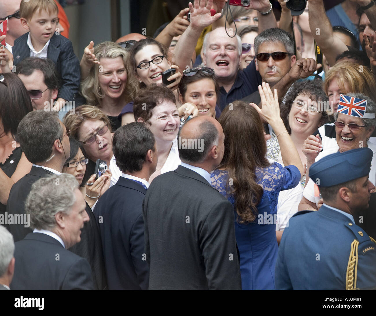 Il principe William la moglie Kate, la Duchessa di Cambridge, onde al pubblico a Quebec City Hall durante il loro tour reale in Quebec City, Quebec, Luglio 3, 2011. UPI/Heinz Ruckemann Foto Stock