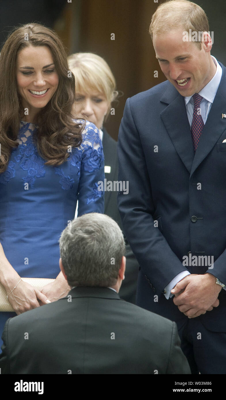 Il principe William e sua moglie Kate, il Duca e la Duchessa di Cambridge, parlare di dignitari in visita di Quebec City Hall durante il loro tour reale in Quebec City, Quebec, Luglio 3, 2011. UPI/Heinz Ruckemann Foto Stock