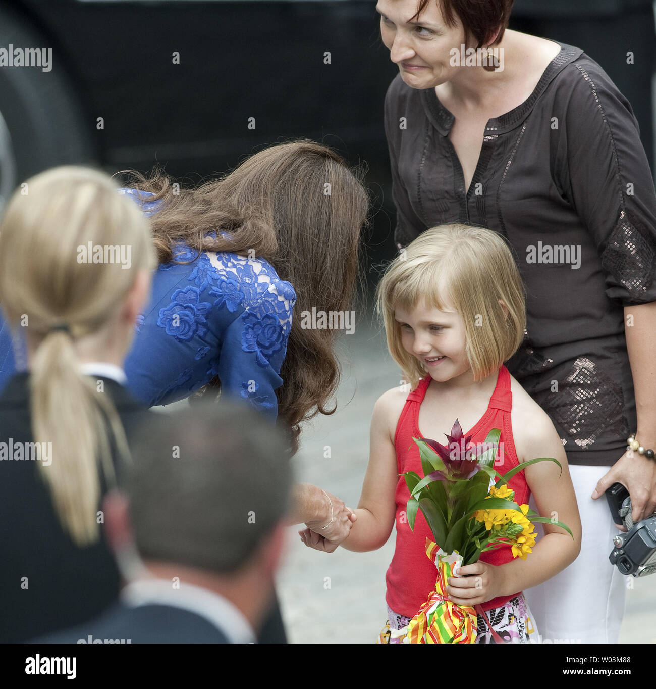 Il principe William la moglie Kate, la Duchessa di Cambridge, riceve i fiori a Quebec City Hall durante il loro tour reale in Quebec City, Quebec, Luglio 3, 2011. UPI/Heinz Ruckemann Foto Stock