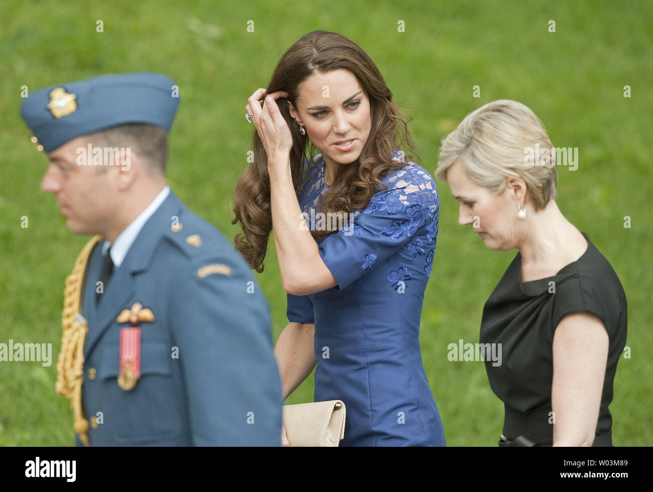 Il principe William la moglie Kate, la Duchessa di Cambridge, colloqui a dignitari a Quebec City Hall durante il loro tour reale in Quebec City, Quebec, Luglio 3, 2011. UPI/Heinz Ruckemann Foto Stock