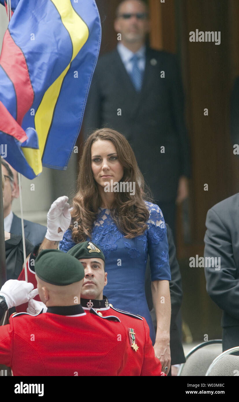 Il principe William la moglie Kate, la Duchessa di Cambridge, orologi bandiera il sollevamento a Quebec City Hall durante il loro tour reale in Quebec City, Quebec, Luglio 3, 2011. UPI/Heinz Ruckemann Foto Stock