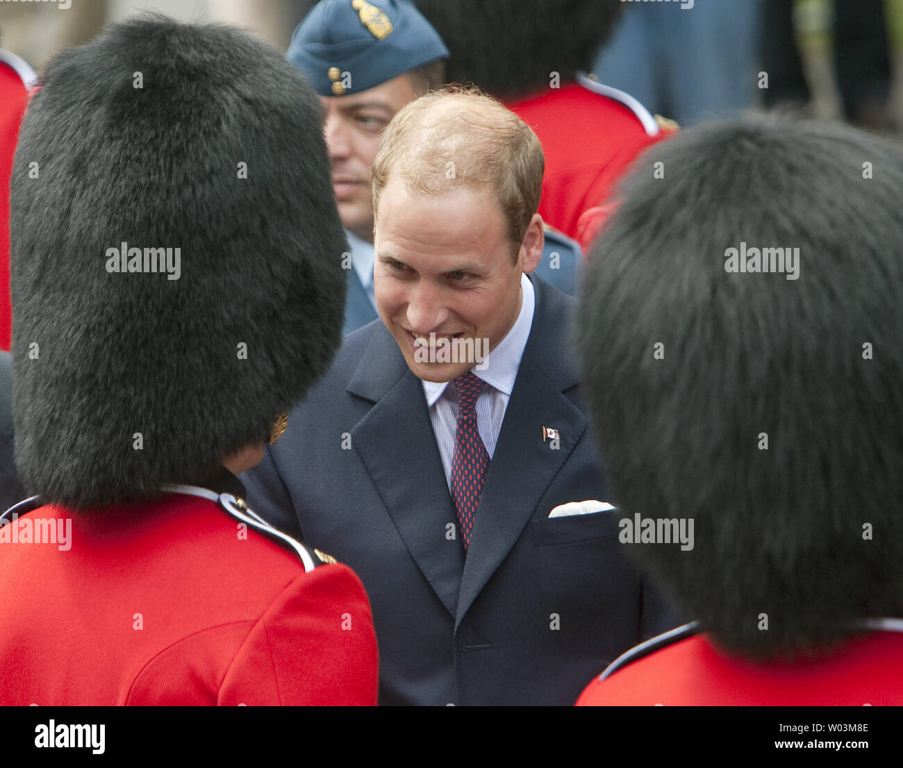 Il principe William ispeziona la guardia d'onore come lui e la sua moglie Kate, il Duca e la Duchessa di Cambridge, visitare Quebec City Hall durante il loro tour reale in Quebec City, Quebec, Luglio 3, 2011. UPI/Heinz Ruckemann Foto Stock