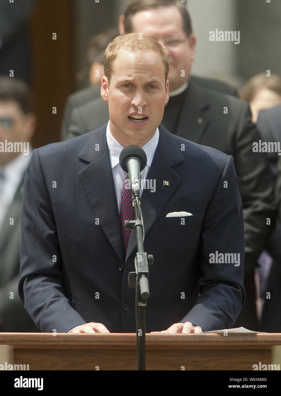 Il principe William parla come lui e la sua moglie Kate, il Duca e la Duchessa di Cambridge, visitare Quebec City Hall durante il loro tour reale in Quebec City, Quebec, Luglio 3, 2011. UPI/Heinz Ruckemann Foto Stock