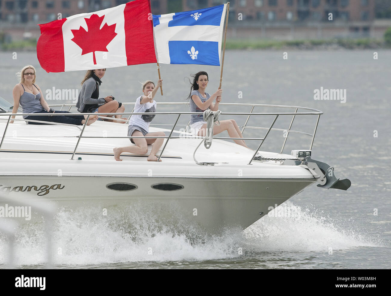 I barcaioli seguire l arrivo del principe William e sua moglie Kate, il Duca e la Duchessa di Cambridge, a bordo HMCS Montreal al Québec, Quebec, Luglio 3, 2011. Il Royals aveva trascorso la notte a bordo della nave da crociera lungo il fiume San Lorenzo. UPI/Heinz Ruckemann Foto Stock