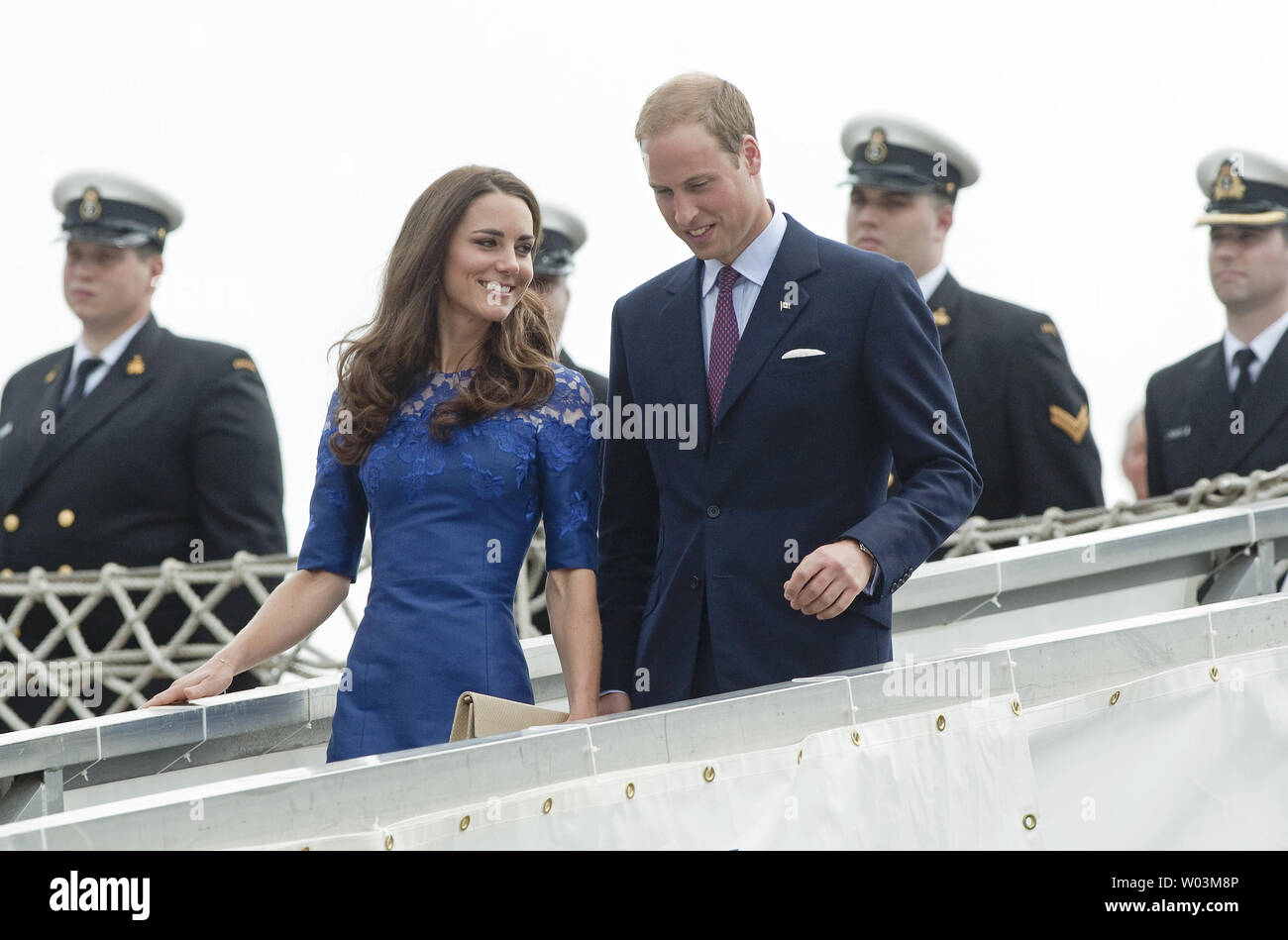 Il principe William e sua moglie Kate, il Duca e la Duchessa di Cambridge, sbarcare il HMCS Montreal dopo le preghiere del mattino sul ponte durante il loro tour del re in Quebec City, Quebec, Luglio 3, 2011. Il Royals aveva trascorso la notte a bordo della nave da crociera lungo il fiume San Lorenzo. UPI/Heinz Ruckemann Foto Stock