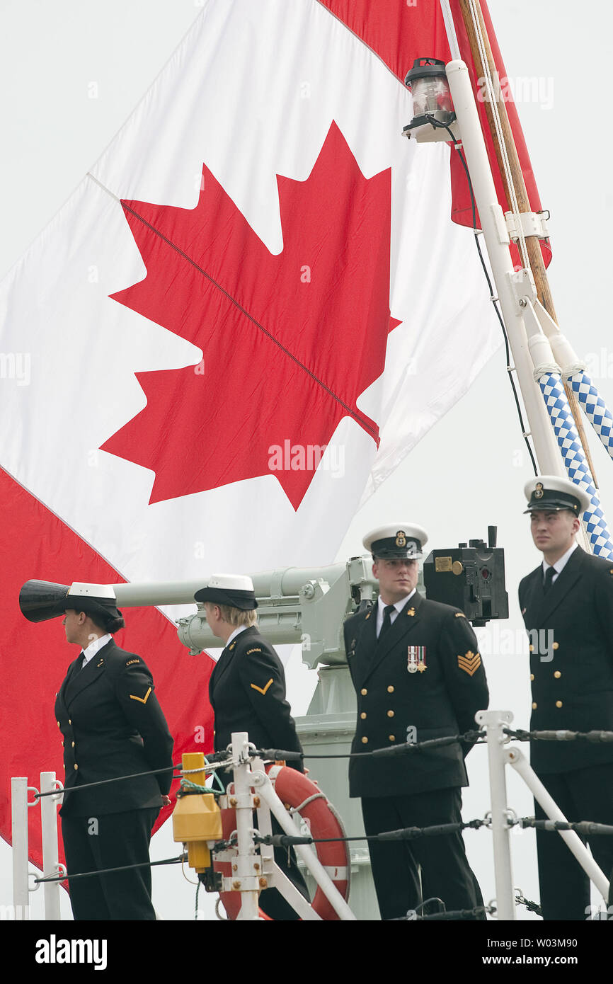 Gli ufficiali navali stand a proprio agio in attesa per il principe William e sua moglie Kate, il Duca e la Duchessa di Cambridge, a sbarcare la HMCS Montreal dopo le preghiere del mattino sul ponte durante il loro tour del re in Quebec City, Quebec, Luglio 3, 2011. Il Royals aveva trascorso la notte a bordo della nave da crociera lungo il fiume San Lorenzo. UPI/Heinz Ruckemann Foto Stock