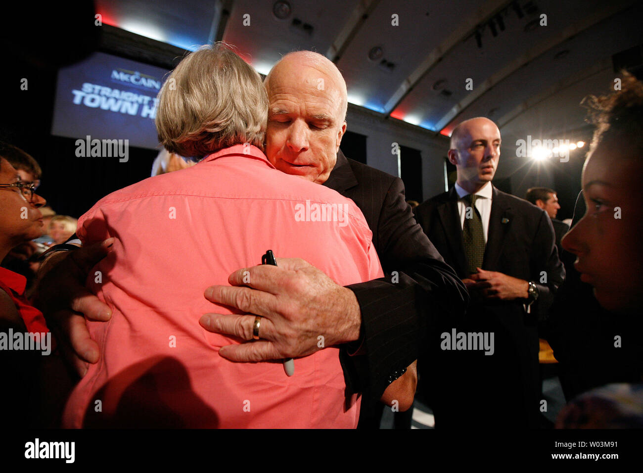 Il repubblicano presunto candidato presidenziale John McCain (R-AZ) abbracci Patricia pesce dopo un municipio riunione del luglio 31, 2008 a Racine, Wisconsin. Nuovi sondaggi mostrano McCain è in chiusura sul suo rivale democratico Sen. Barack Obama (D-il) in Ohio e Florida. (UPI foto/Brian Kersey) Foto Stock