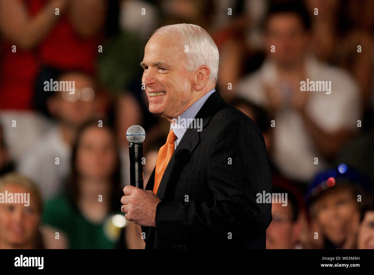 Il repubblicano presunto candidato presidenziale John McCain (R-AZ) risponde alle domande a un municipio riunione del luglio 31, 2008 a Racine, Wisconsin. Nuovi sondaggi mostrano McCain è in chiusura sul suo rivale democratico Sen. Barack Obama (D-il) in Ohio e Florida. (UPI foto/Brian Kersey) Foto Stock