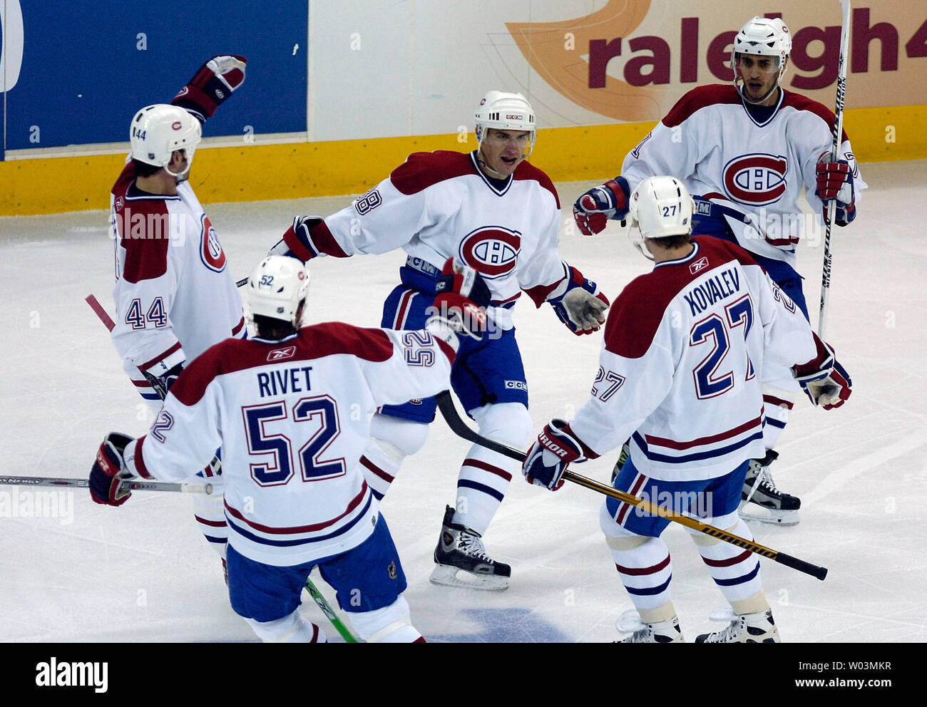 Montreal Canadiens' Jan Bulis, centro, celebra il suo primo periodo di gol contro la Carolina Hurricanes con i suoi compagni di squadra sul ghiaccio durante il gioco 2 del NHL Eastern Conference quaterfinals a RBC Center di Raleigh, NC 24 aprile 2006. Sul ghiaccio con Bulis sono Canadiens Sheldon Souray, sinistra, Craig rivetto, in basso a sinistra, Alex Kovalev, in basso a destra e Mike Ribeiro. (UPI foto/Jeffrey A. Camarati) Foto Stock