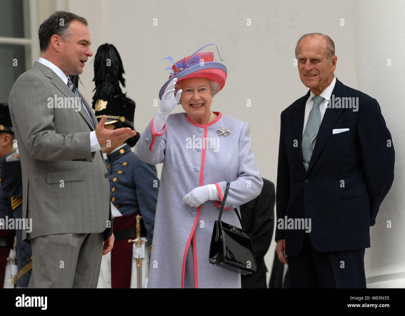 La Gran Bretagna è la Regina Elisabetta II e suo marito il principe Filippo (R), accompagnati da Gov. Tim Kaine, D-VA, arrivare a la capitale dello Stato della Virginia a Richmond, Virginia, il 3 maggio 2007. Durante il Queen's prima visita di Stato degli Stati Uniti in 16 anni, lei si recherà in visita in Jamestown, Virginia per commemorare lo storico insediamento il quattrocentesimo anniversario, frequentare il Kentucky Derby e partecipare a una cena di stato con il Presidente e la signora Bush. (UPI foto/Roger L. Wollenberg) Foto Stock