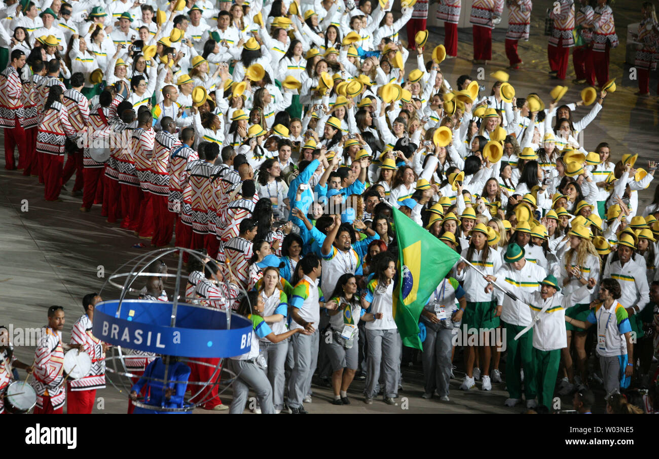 Portabandiera Vanderlei Cordeiro de Lima conduce l'host team brasiliano in Maracana Stadium di Rio de Janeiro per l apertura del XV Giochi Panamericani sulla luglio 13, 2007. (UPI foto/Grazia Chiu). Foto Stock