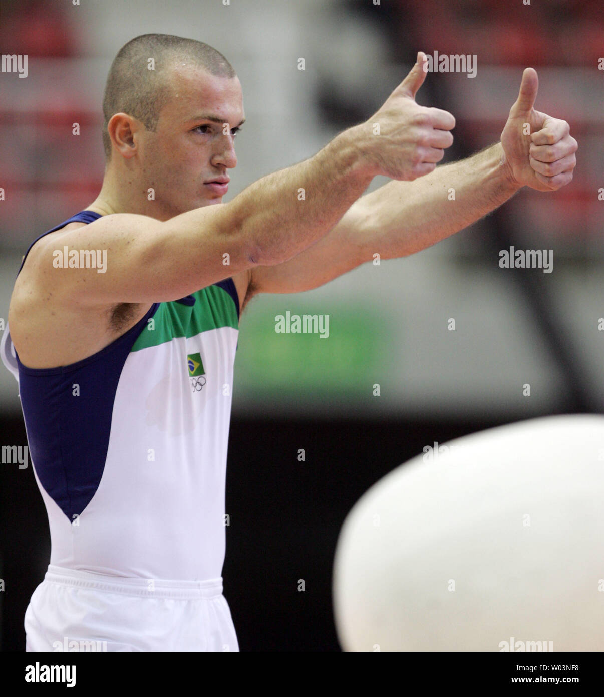 Ginnasta brasiliano Diego Hypolito conferma il suo archivio impostazione springboard in uomini della scuderia finals presso il Rio arena multifunzionale a Rio de Janeiro in Brasile nel XV Giochi Panamericani il 14 luglio 2007. Il brasiliano del team si è guadagnato la medaglia d argento con un punteggio di 353.600 dietro a Puerto Rico (363.900). (UPI foto/Grazia Chiu). Foto Stock