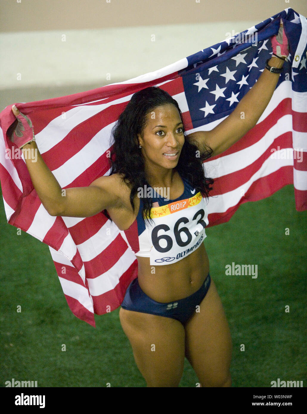 Stati Uniti d'America's Mikele Barber porta la sua bandiera dopo aver impostato un nuovo Pan Am games record di 11.02 vincere l'oro in donne 100m finale durante il 2007 Pan Am Games a Rio de Janeiro in Brasile il 24 luglio 2007. (UPI foto/Heinz Ruckemann) Foto Stock