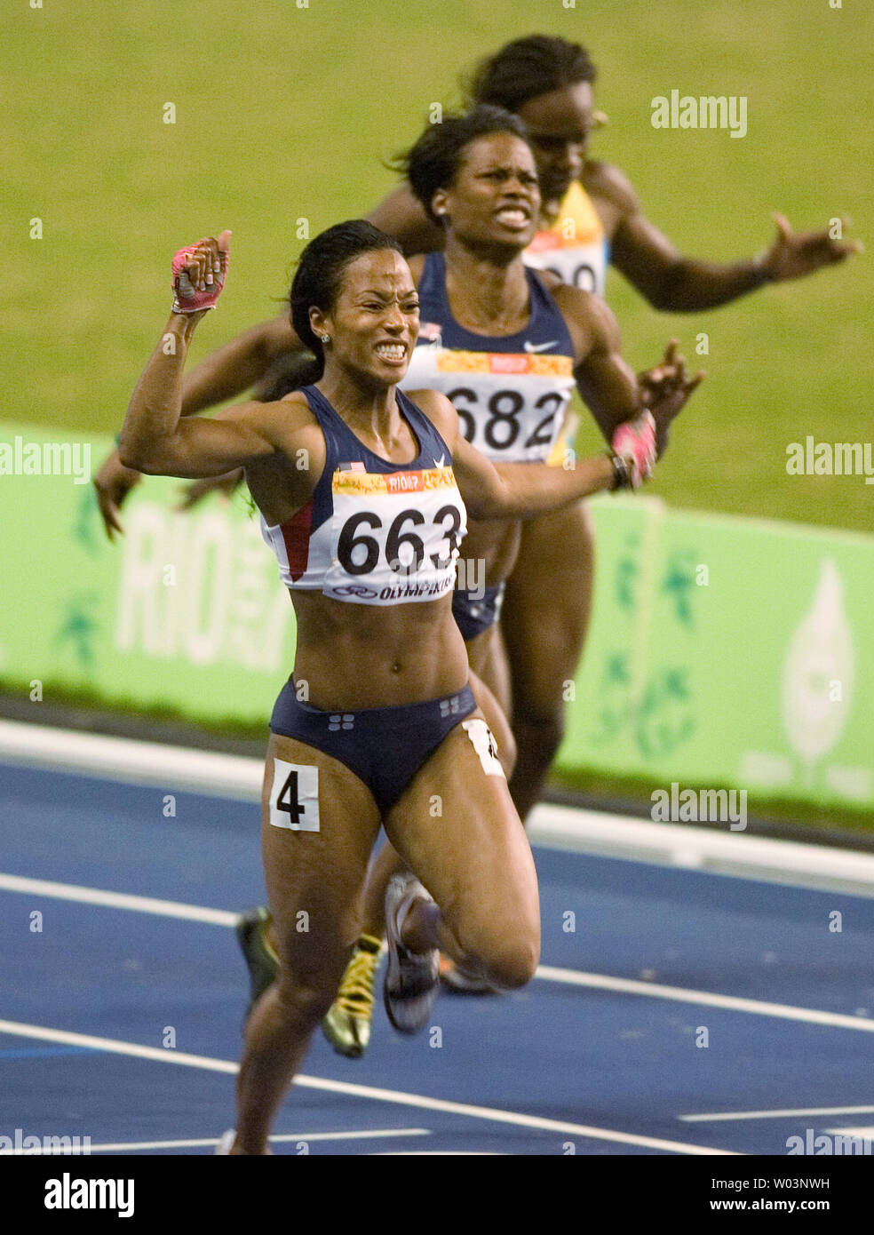 Stati Uniti d'America's Mikele Barber (L) consente di impostare un nuovo Pan Am games record di 11.02 vincere l'oro mentre il compagno di squadra Mechelle Lewis (C) vince argento in donne 100m finale durante il 2007 Pan Am Games a Rio de Janeiro in Brasile il 24 luglio 2007. (UPI foto/Heinz Ruckemann) Foto Stock