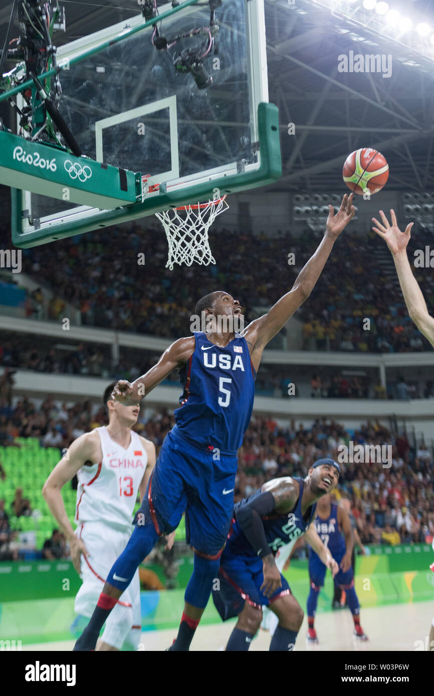 Stati Uniti avanti Kevin Durant (5) blocca un colpo durante il basket concorrenza al Carioca Arena 1 a Rio de Janeiro, Brasile, 6 agosto 2016. La squadra USA Cina frantumato 119-62. Foto di Richard Ellis/UPI Foto Stock