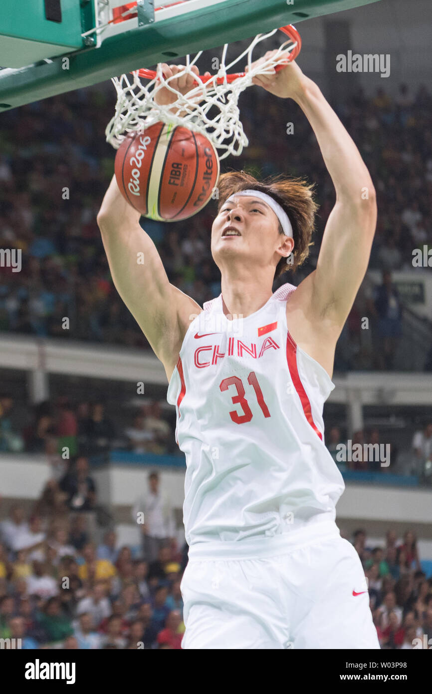 Cina centro Zhelin Wang (31) schiacciate la sfera durante il basket concorrenza contro gli Stati Uniti al Carioca Arena 1 a Rio de Janeiro, Brasile, 6 agosto 2016. La squadra USA Cina frantumato 119-62. Foto di Richard Ellis/UPI Foto Stock