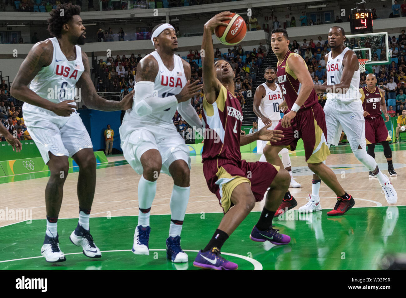 Stati Uniti avanti Carmelo Anthony (15) arresta un disco da parte del Venezuela in avanti Jhon Cox (6) durante il basket concorrenza al Carioca Arena 1 a Rio de Janeiro, Brasile, 8 agosto 2016. Questo è il secondo round del basket concorrenza al Rio giochi. Foto di Richard Ellis/UPI Foto Stock