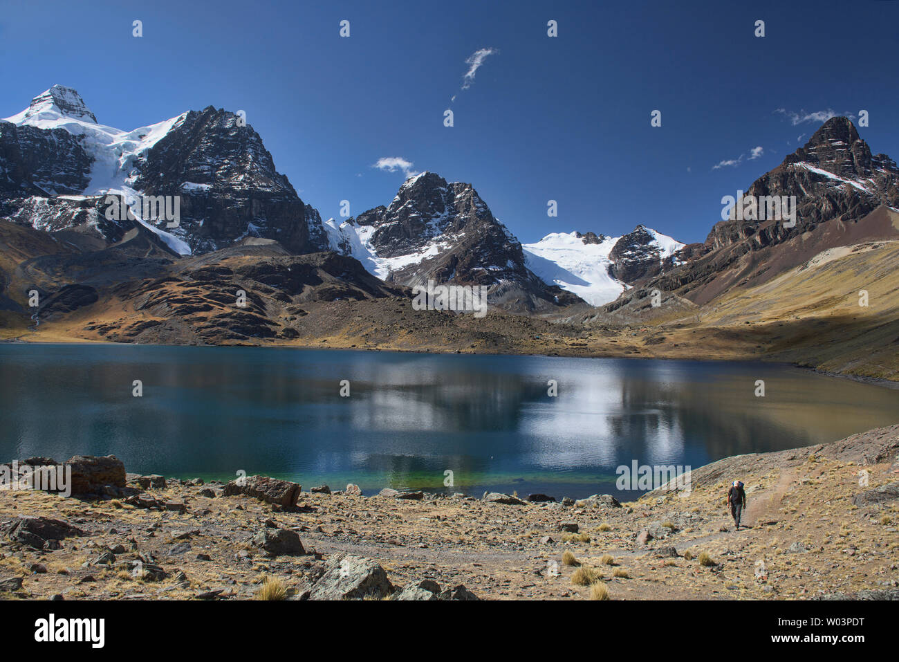 Incredibile scenario alpino al Chiar Khota Lago e Condoriri Basecamp lungo la cordigliera Real traversa, Bolivia Foto Stock