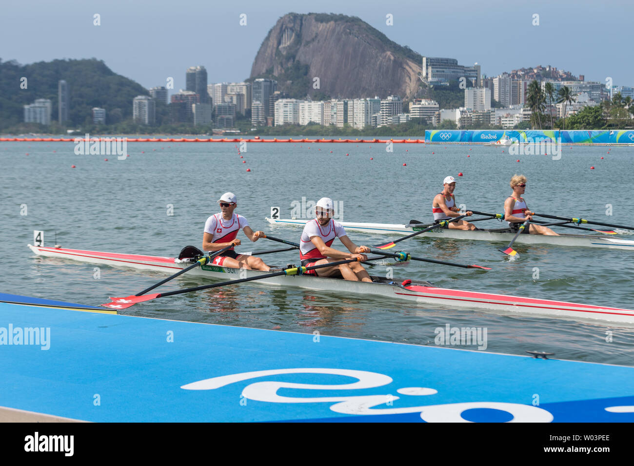 Daniel Wiederkehr e Michael Schmid della Svizzera, dopo aver vinto la semifinale a calore in Uomini Peso leggero doppio skiff canottaggio durante il 2016 Olimpiadi di estate a Rio de Janeiro, Brasile, 9 agosto 2016. La coppia ora competere nel Giovedì medaglia d oro finali. Foto di Richard Ellis/UPI Foto Stock