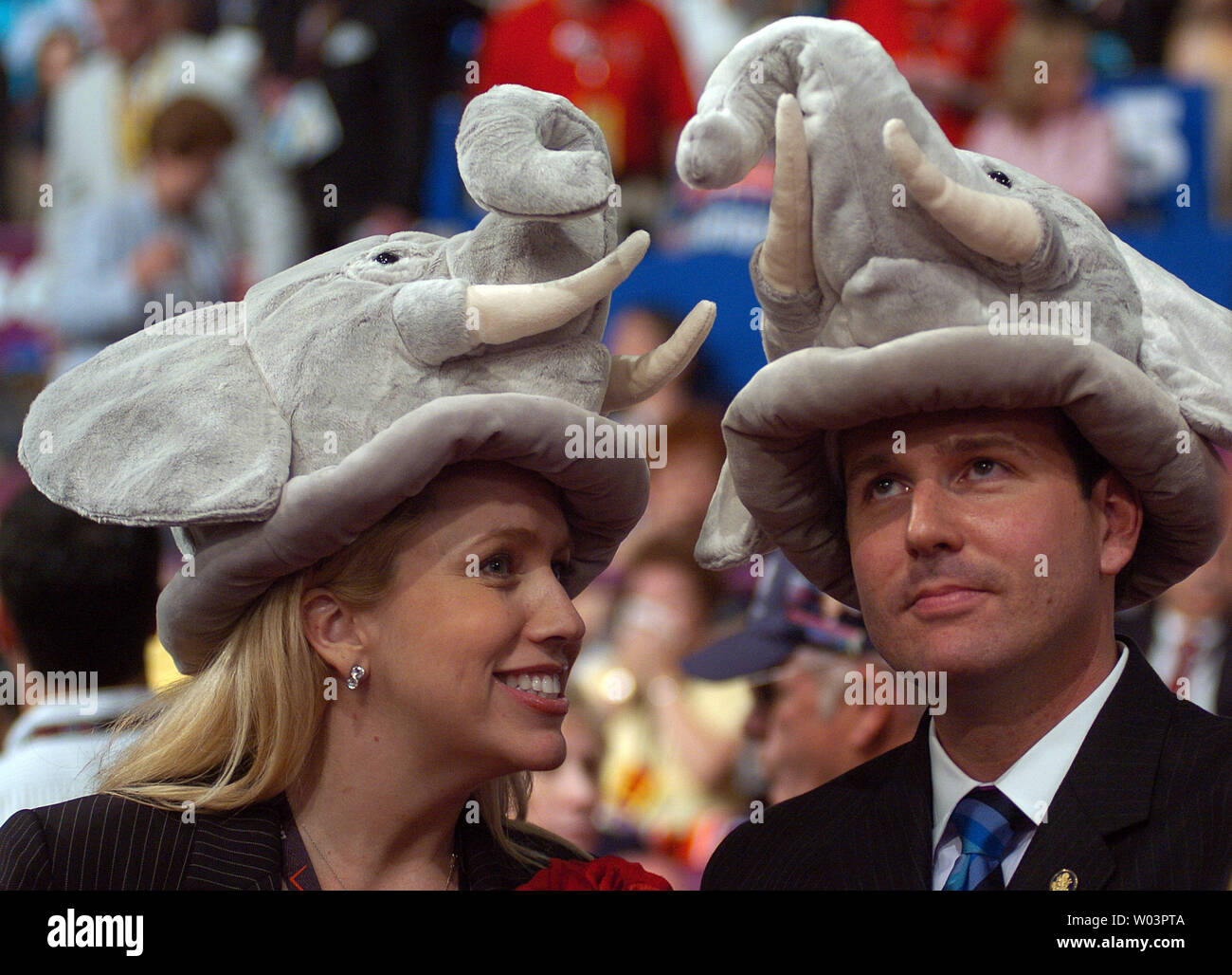 I repubblicani indossando cappelli di elefante partecipare alla serata di apertura della Convention Nazionale Repubblicana su agosto 30, 2004 a New York City. L'evento, che sarà ufficialmente fare il Presidente George W Bush il candidato repubblicano per il 2004 nazionale corsa presidenziale, ha attirato anti-guerra e anti-somministrazione contestatori. (UPI foto/GREG WHITESELL) Foto Stock