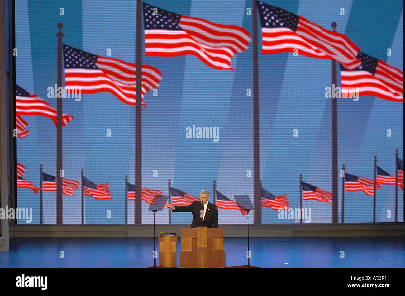 Il Senatore democratico Zell Miller, Ga., indirizzi i delegati alla Convention Nazionale Repubblicana a Madison Square Garden a New York il 7 settembre 1, 2004. Egli ha detto che era la boccola di supporto nella elezione perché la sua famiglia è più importante del suo partito. (UPI foto/Greg Whitesell) Foto Stock