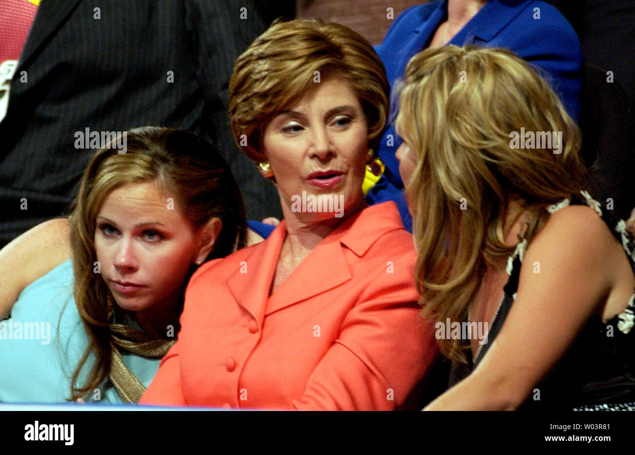 La First Lady Laura Bush ha una risata con la figlia Jenna e Barbara prima del Presidente George W Bush ha parlato di accettazione per i delegati per il suo partito nomina presidenziale al 2004 Convention Nazionale Repubblicana il 2 settembre 2004 al Madison Square Garden di New York City. Egli ha parlato del paese nella lotta contro il terrorismo e ha sottolineato la necessità di mantenere le politiche degli ultimi quattro anni. (UPI foto/Jim Ryman) Foto Stock