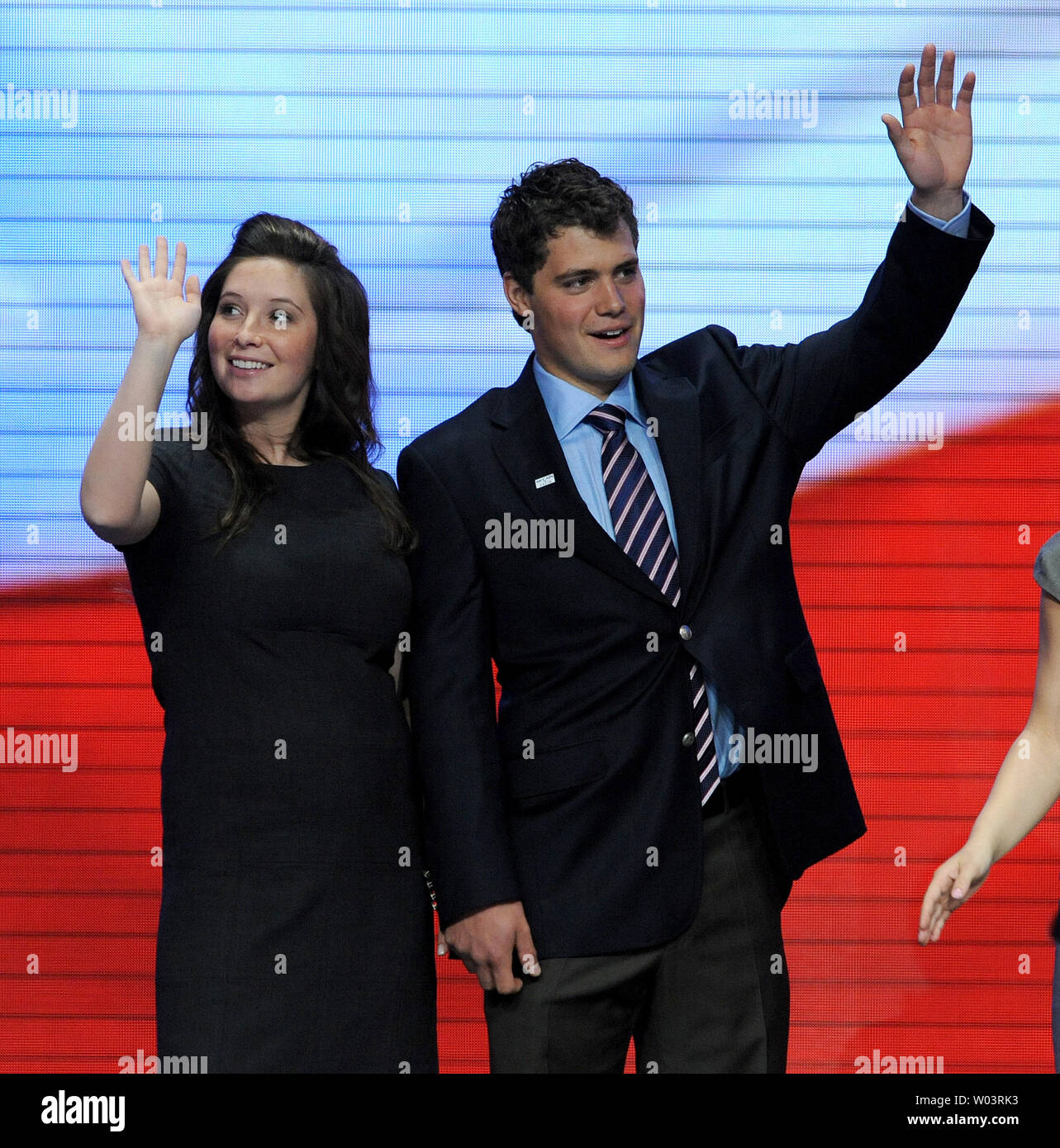 Bristol Palin, figlia di vice candidato presidenziale Sarah Palin, e il suo fidanzato Levi Johnston appaiono sul palcoscenico dopo Sarah Palin ha parlato il terzo giorno della Convention Nazionale Repubblicana in St. Paul, Minnesota, il 3 settembre 2008. (UPI foto/Roger L. Wollenberg) Foto Stock