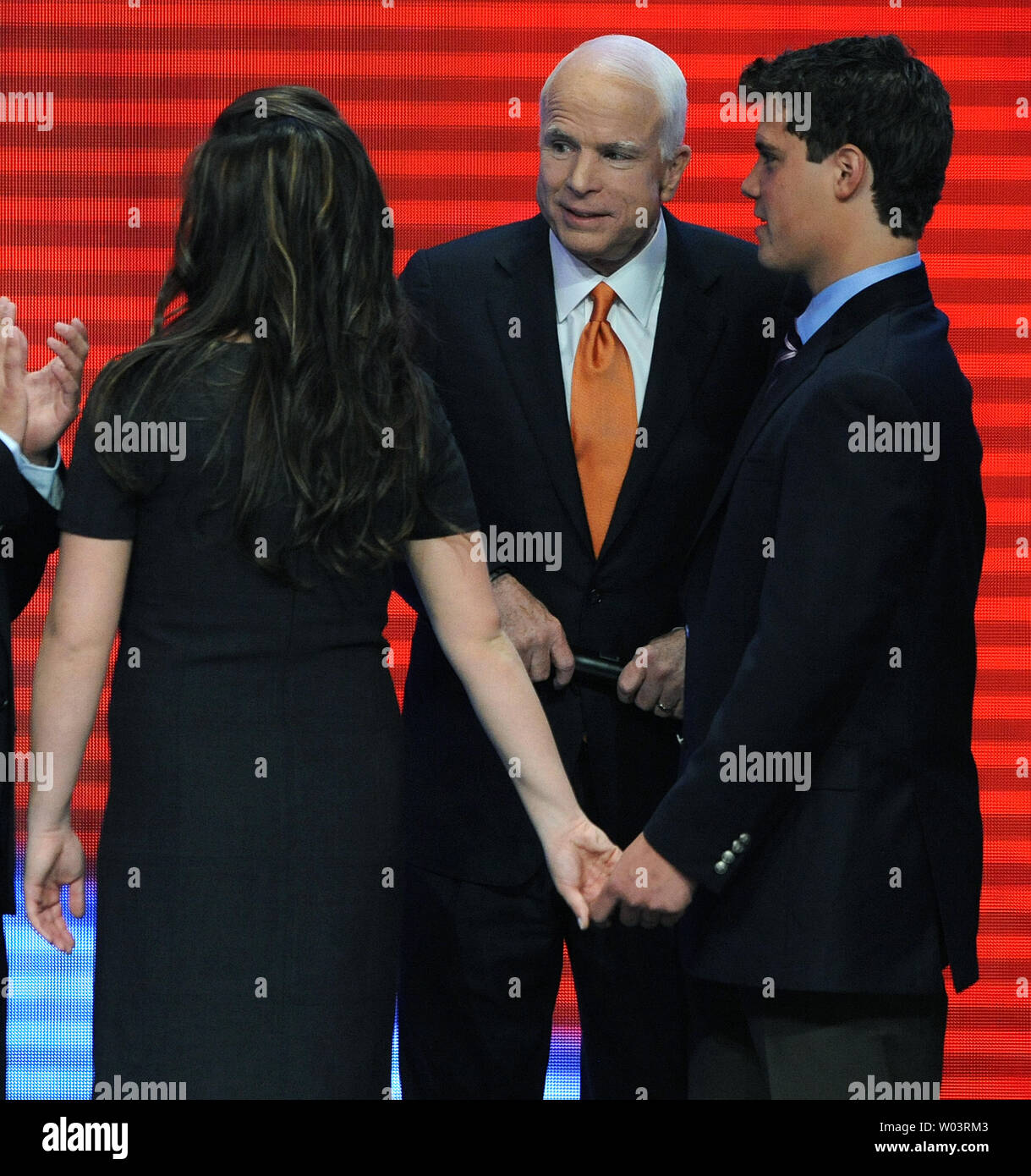Il repubblicano candidato presidenziale John McCain colloqui con Bristol, figlia di vice candidato presidenziale Sarah Palin, e Bristol il ragazzo Levi Johnston dopo la Palin ha parlato il terzo giorno della Convention Nazionale Repubblicana in St. Paul, Minnesota, il 3 settembre 2008. (UPI foto/Roger L. Wollenberg) Foto Stock