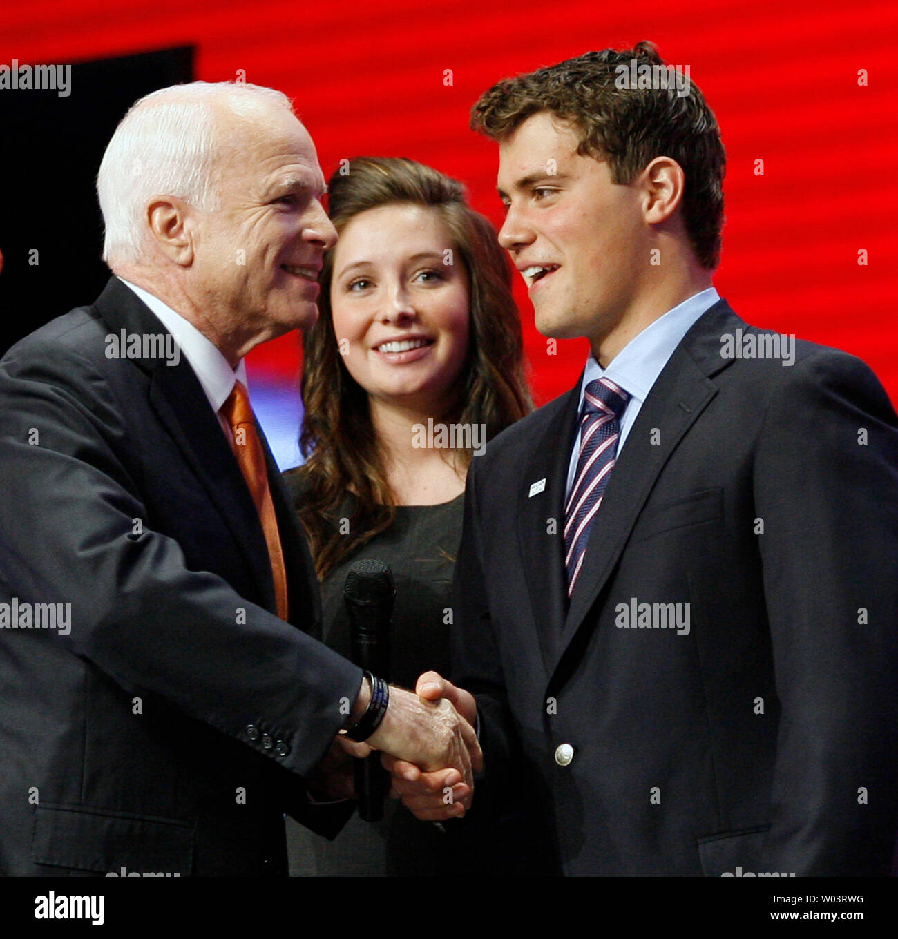 Bristol Palin (C), figlia di Repubblicano vice candidato presidenziale e Alaska governatore Sarah Palin e il suo fidanzato Levi Johnston (R) salutare candidato presidenziale repubblicano John McCain (R-AZ) il terzo giorno della Convention Nazionale Repubblicana all'Xcel Energy Center di St Paul, Minnesota il 3 settembre 2008. (UPI foto/Brian Kersey) Foto Stock