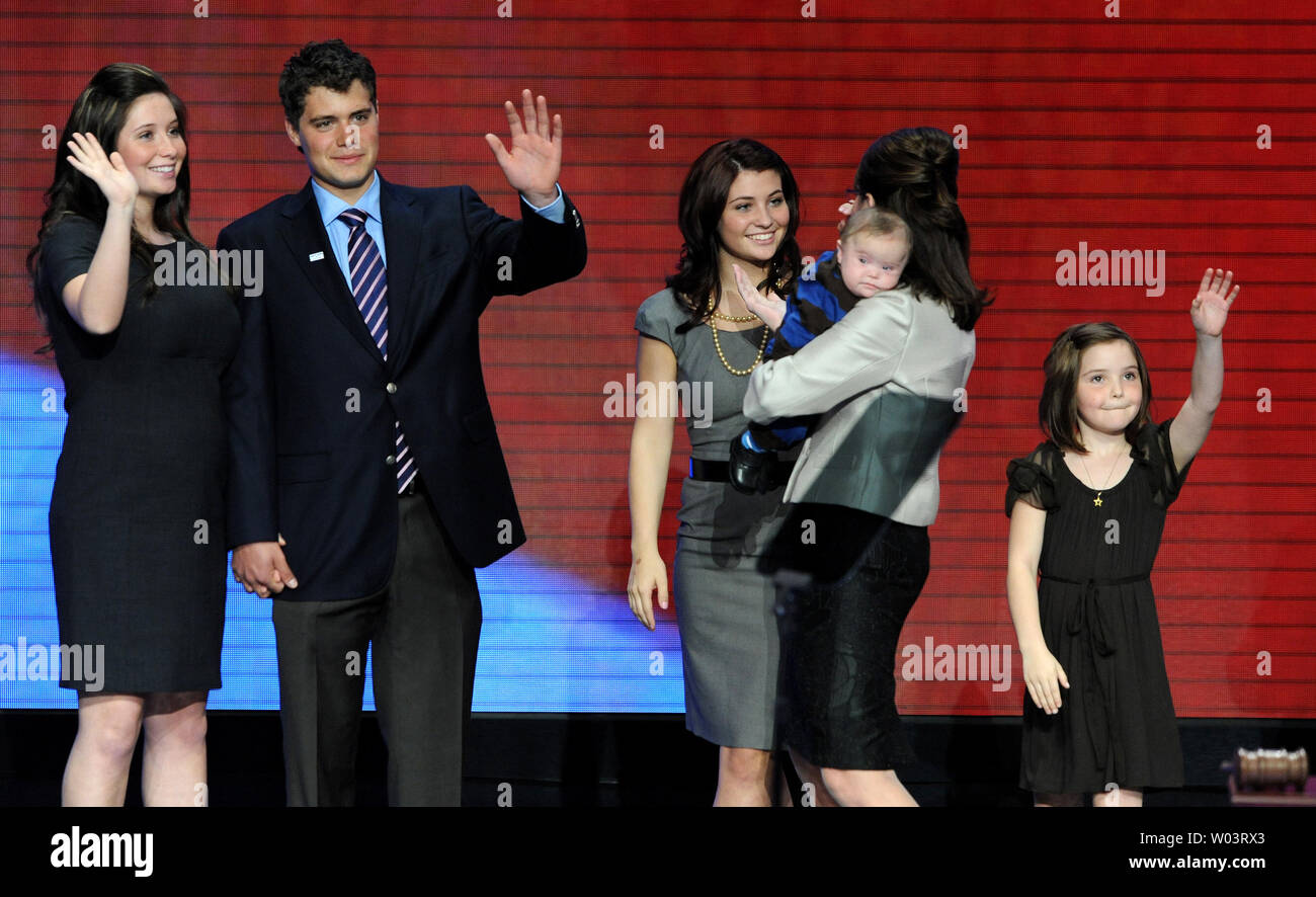 Vice candidato presidenziale Sarah Palin, tenendo figlio Trig, saluta i suoi figli Bristol e il suo fidanzato Levi Johnston, Willow e Piper (l a r) il terzo giorno della Convention Nazionale Repubblicana in St. Paul, Minnesota, il 3 settembre 2008. (UPI foto/Roger L. Wollenberg) Foto Stock