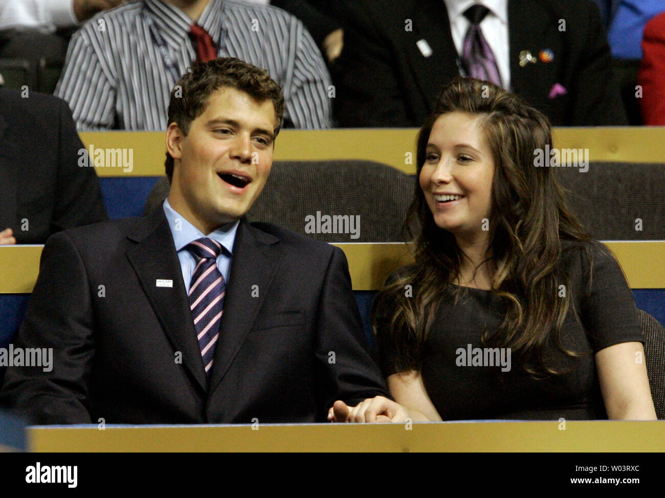 Bristol Palin (R), figlia di Repubblicano vice candidato presidenziale Alaska governatore Sarah Palin, e il suo fidanzato Levi Johnston assistere al terzo giorno della Convention Nazionale Repubblicana all'Xcel Energy Center di St Paul, Minnesota il 3 settembre 2008. (UPI foto/Brian Kersey) Foto Stock
