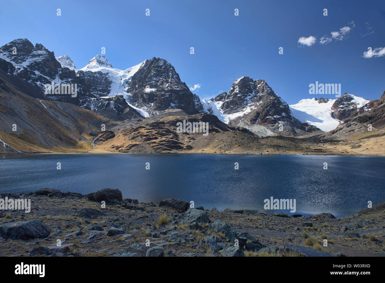 Incredibile scenario alpino al Chiar Khota Lago e Condoriri Basecamp lungo la cordigliera Real traversa, Bolivia Foto Stock