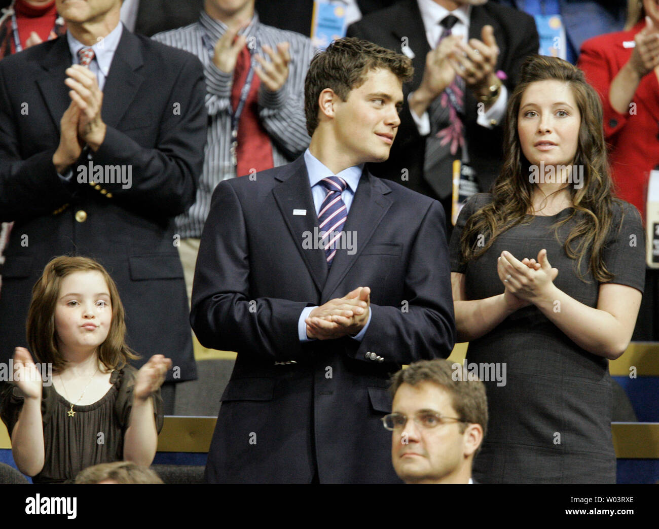 Bristol (R) e Piper Palin (L), Figlie di Repubblicano vice candidato presidenziale Alaska governatore Sarah Palin, e Bristol il ragazzo Levi Johnston, assistere al terzo giorno della Convention Nazionale Repubblicana all'Xcel Energy Center di St Paul, Minnesota il 3 settembre 2008. (UPI foto/Brian Kersey) Foto Stock