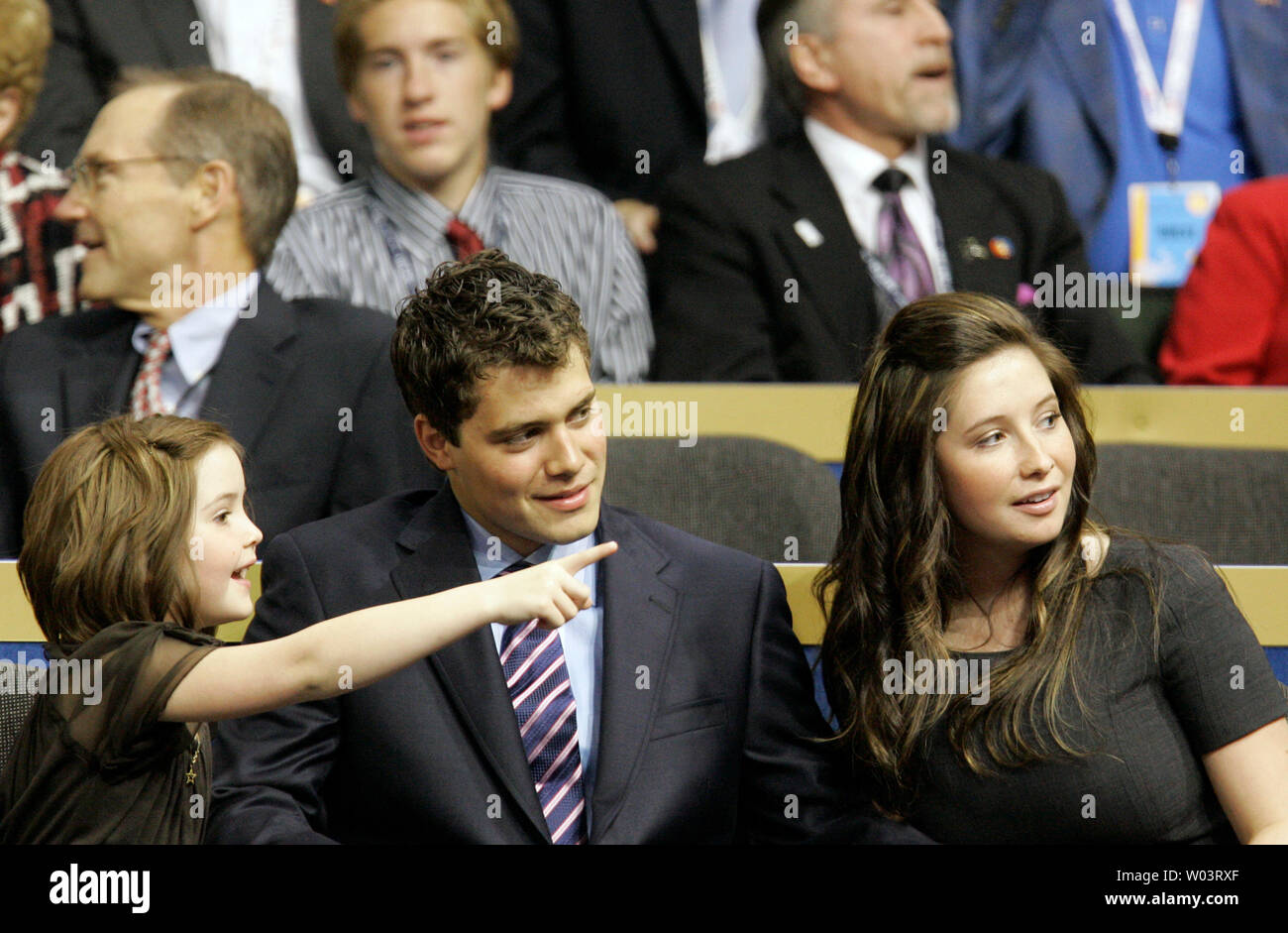 Bristol (R) e Piper Palin (L), Figlie di Repubblicano vice candidato presidenziale Alaska governatore Sarah Palin, e Bristol il ragazzo Levi Johnston, assistere al terzo giorno della Convention Nazionale Repubblicana all'Xcel Energy Center di St Paul, Minnesota il 3 settembre 2008. (UPI foto/Brian Kersey) Foto Stock