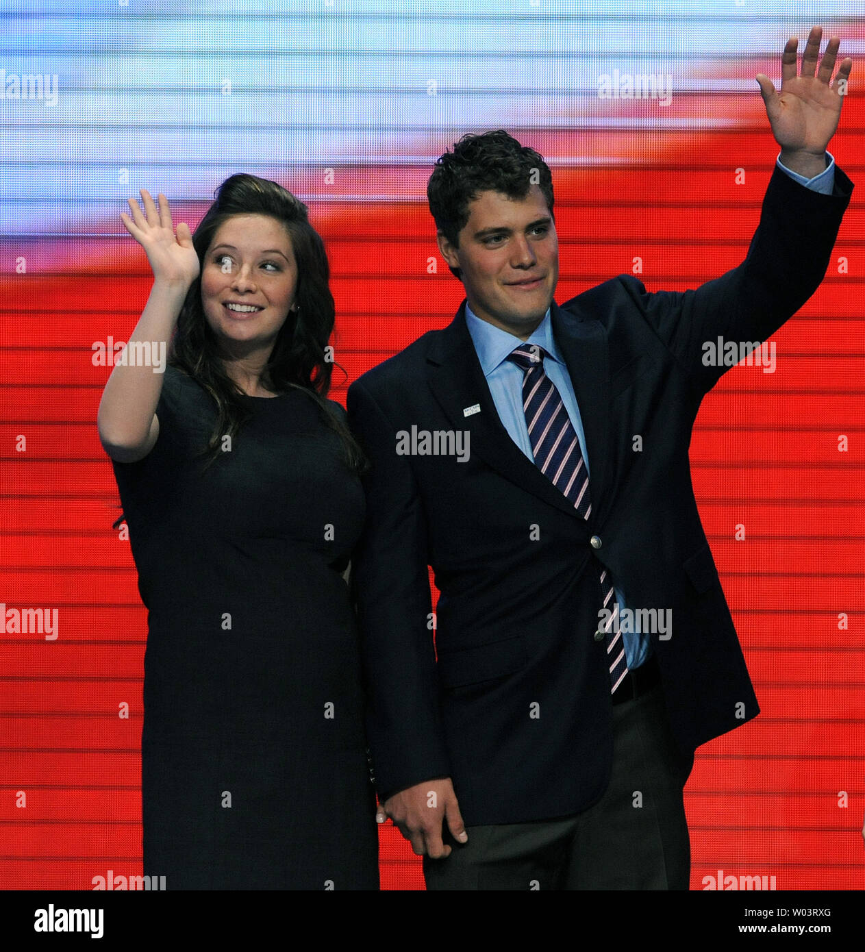 Vice candidato presidenziale Sarah Palin alla figlia di Bristol e il suo fidanzato Levi Johnston appaiono sul palcoscenico dopo la Palin ha parlato il terzo giorno della Convention Nazionale Repubblicana in St. Paul, Minnesota, il 3 settembre 2008. (UPI foto/Roger L. Wollenberg) Foto Stock