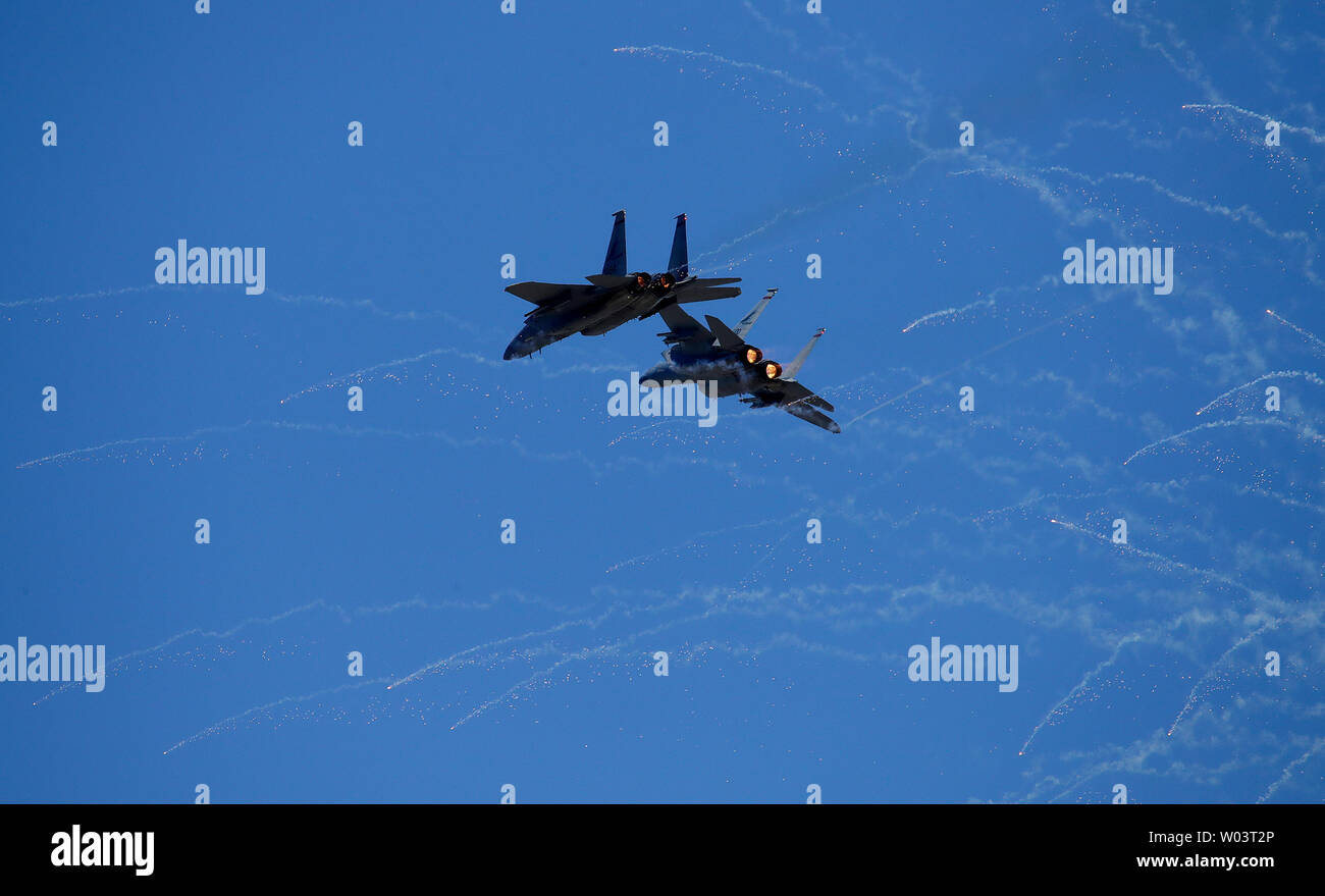 F-15C aquile dalla 123Fighter Squadron Oregon Guardia Nazionale volare prima di una gara NASCAR in Sonoma, California Foto Stock