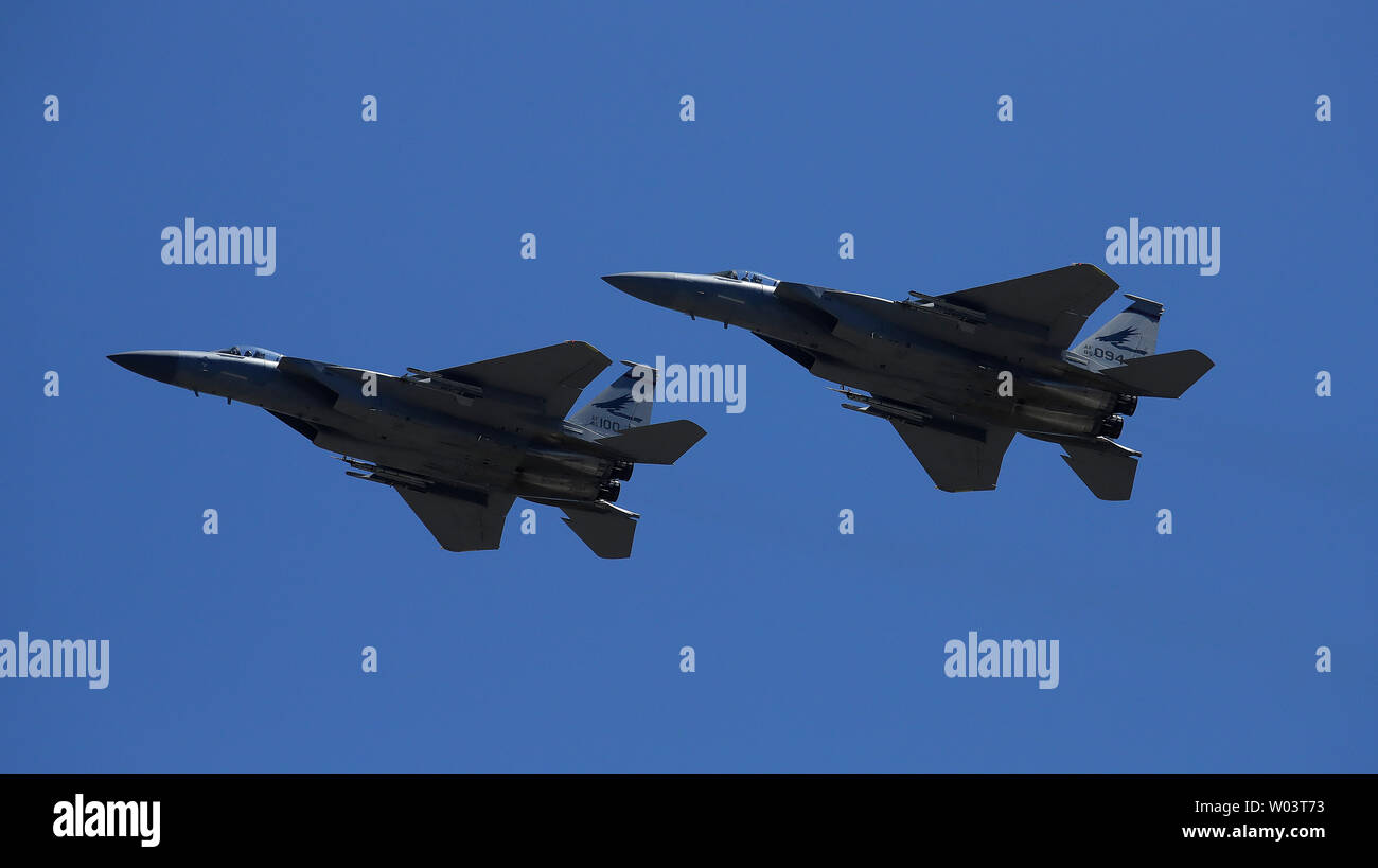 F-15C aquile dalla 123Fighter Squadron Oregon Guardia Nazionale volare prima di una gara NASCAR in Sonoma, California Foto Stock