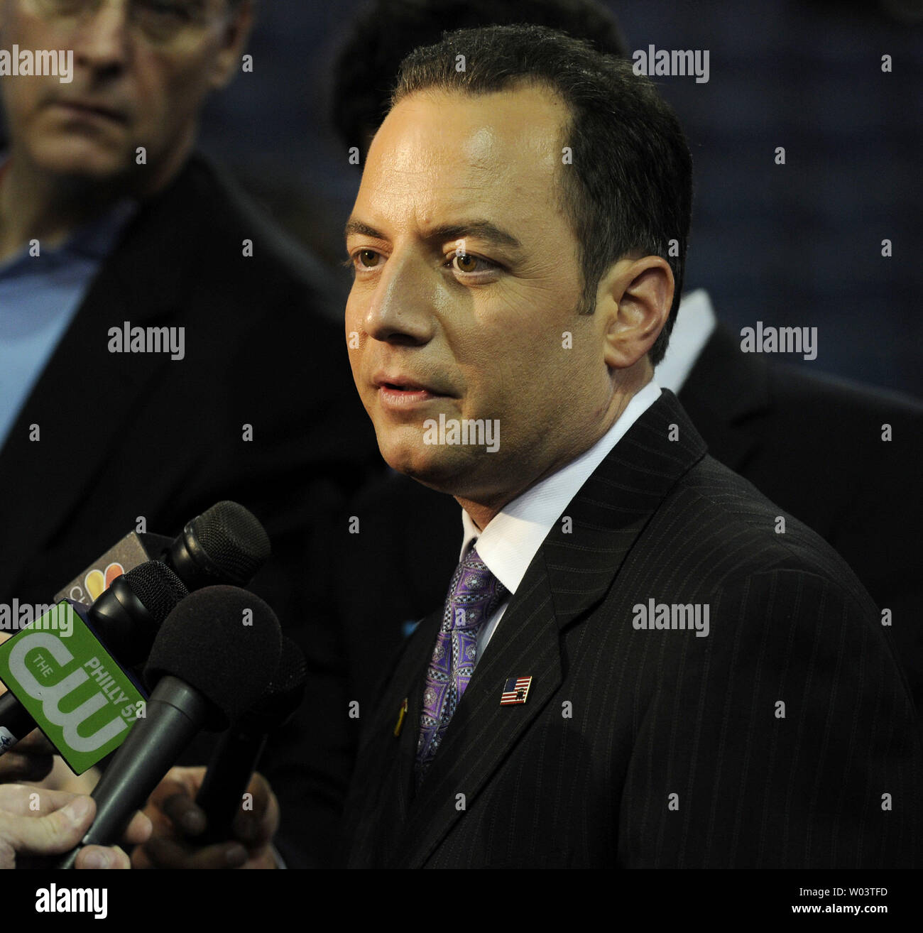 Presidente del Comitato Nazionale Repubblicano, Reince Priebus, parla con i supporti sul piano di Tampa Bay Times Forum durante la preparazione per la Convention Nazionale Repubblicana a Tampa, Florida il 26 agosto 2012. UPI/Mike Theiler Foto Stock