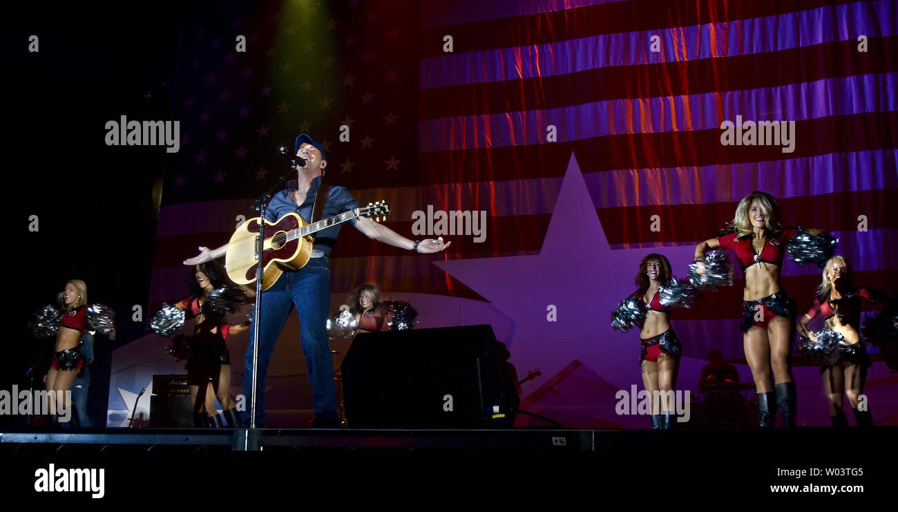 Il Tampa Bay Buccaneers cheerleaders dance in background come paese di registrazione musicale artista Rodney Atkins gioca alla Convention Nazionale Repubblicana accogliente party presso il Tropicana Campo in St Petersburg, in Florida il 26 agosto 2012. UPI/Mark Wallheiser Foto Stock