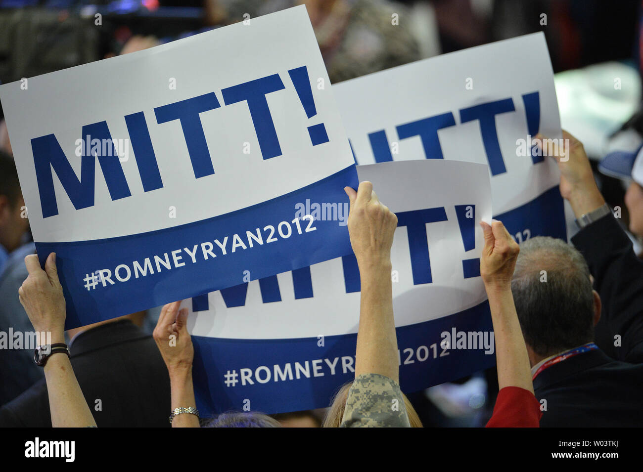 I delegati di segni tenere il supporto di candidato repubblicano Mitt Romney per Presidente durante la sessione di nomine al 2012 Convention Nazionale Repubblicana a Tampa Bay Times Forum di Tampa il 28 agosto 2012. UPI/Kevin Dietsch Foto Stock