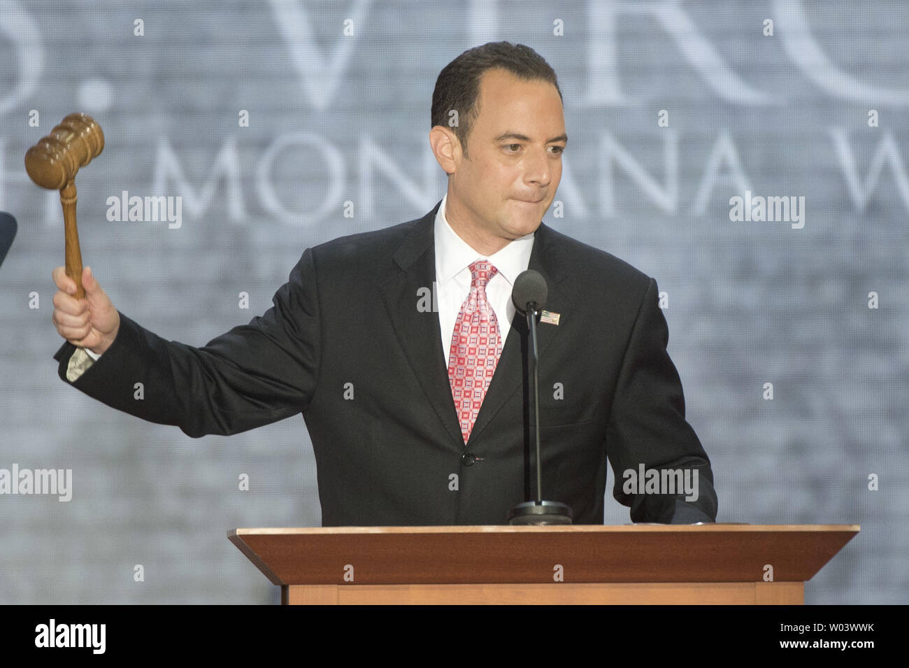 RNC Presidente Reince Priebus bangs il suo martello per aprire la Convention Nazionale Repubblicana a Tampa Bay Times Forum di Tampa il 27 agosto 2012. Tempesta tropicale Isacco costretto la cancellazione della maggior parte dei primi giorni di attività presso la convenzione. UPI/Kevin Dietsch Foto Stock